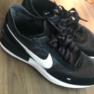 Women’s Black Nike sneakers size 7.5